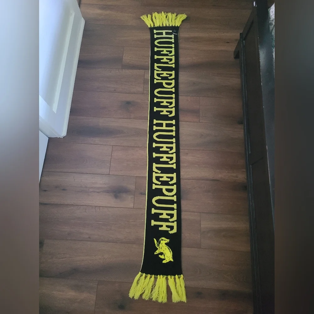 Wizarding World Of Harry Potter Hufflepuff Contrast Scarf
